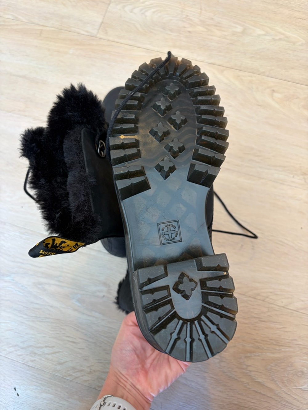 Dr. Martens Leona Black Faux-Fur Lined Lace-Up Platform Ankle Boot 7 NWOB - Picture 4 of 4